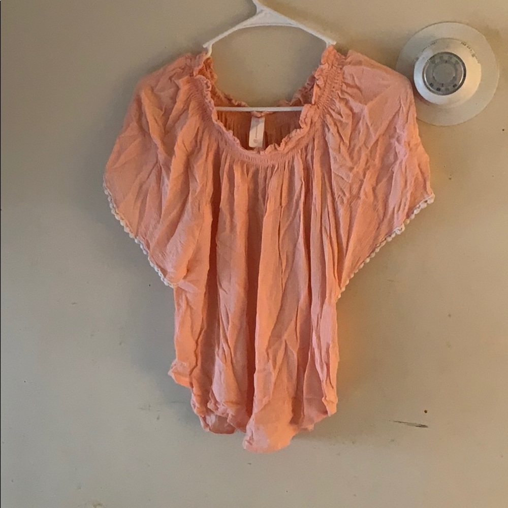 ✨peach shirt✨